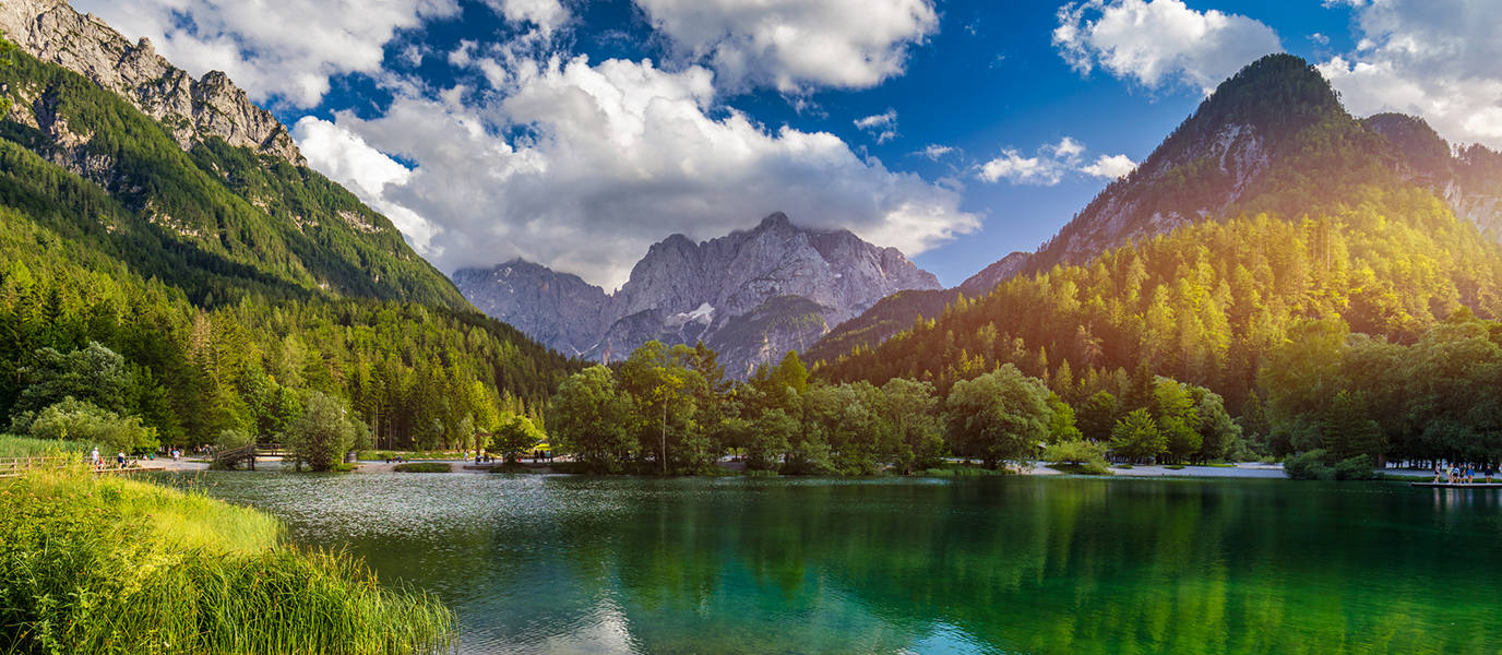 Lago Hasna, donde la belleza de los Alpes Julianos, en Eslovenia, se refleja en sus aguas cristalinas