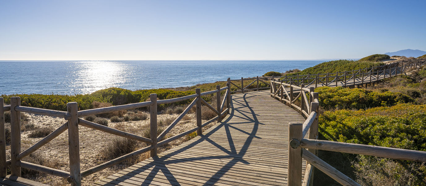Rutas de senderismo por Torremolinos: caminar junto al mar o entre montañas y rodeados de naturaleza