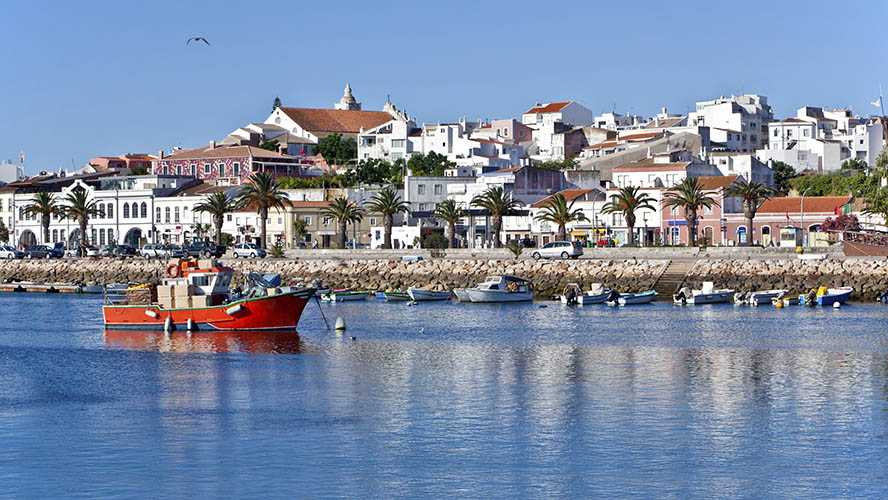 Barcos por la ria de Lagos