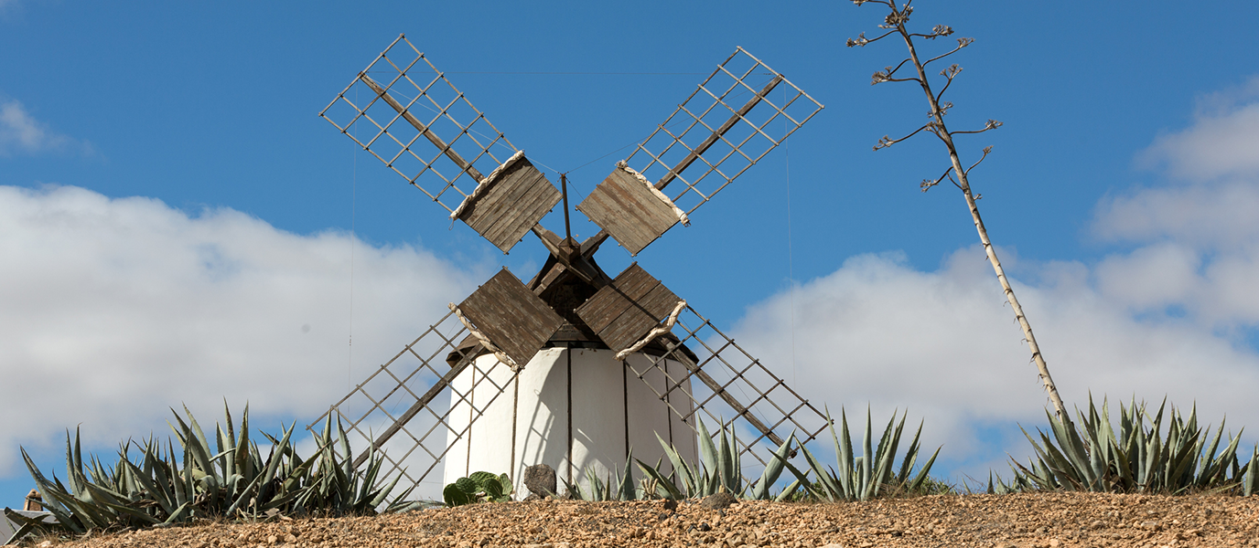 Antigua, Fuerteventura: molinos de viento, historia rural y rojizos paisajes volcánicos