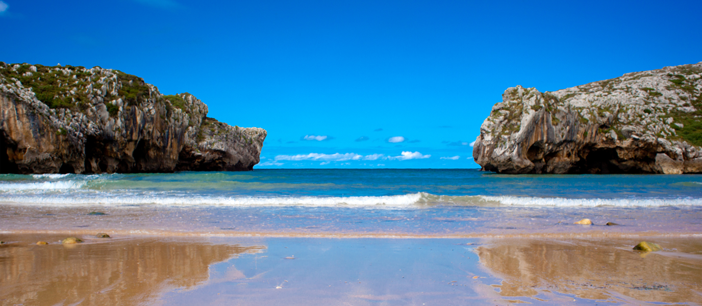 Playa Cuevas del Mar, una cocha esculpida por el mar en Llanes