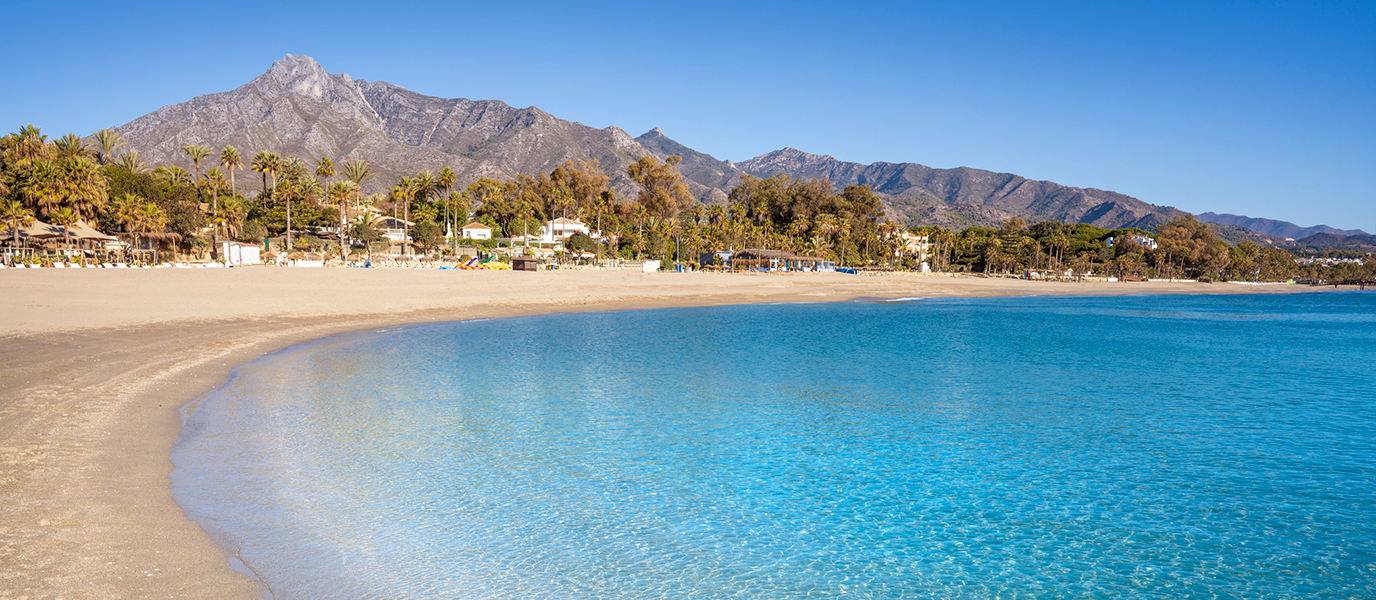 Playa Nagüeles, baños de lujo a la sombra del Marbella Club