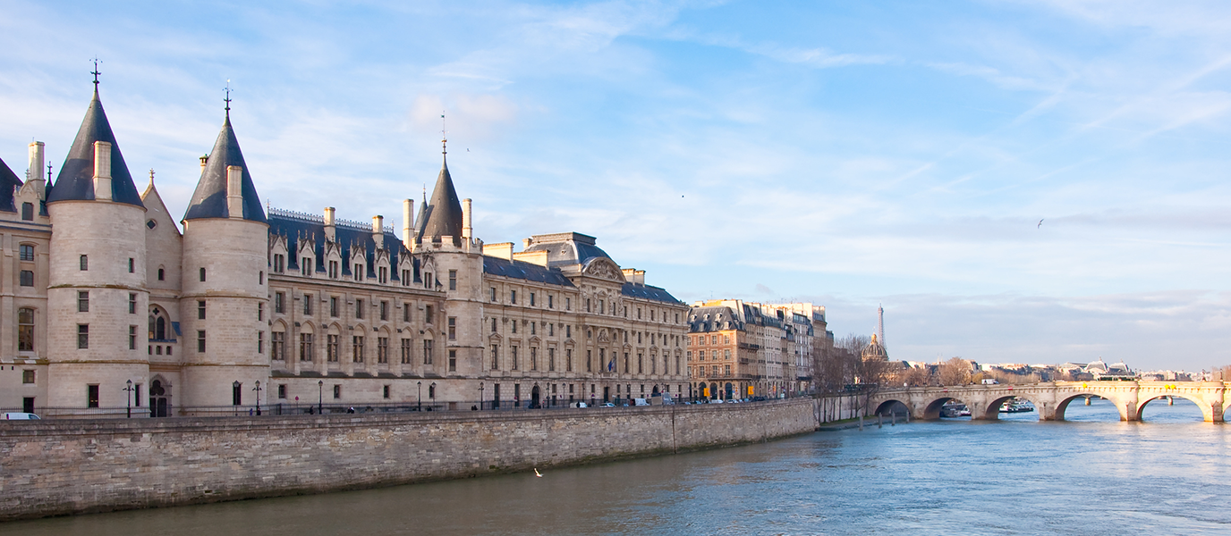 Sainte-Chapelle, obra cumbre del gótico radiante construida como relicario para venerar la Corona de Espinas de Jesús