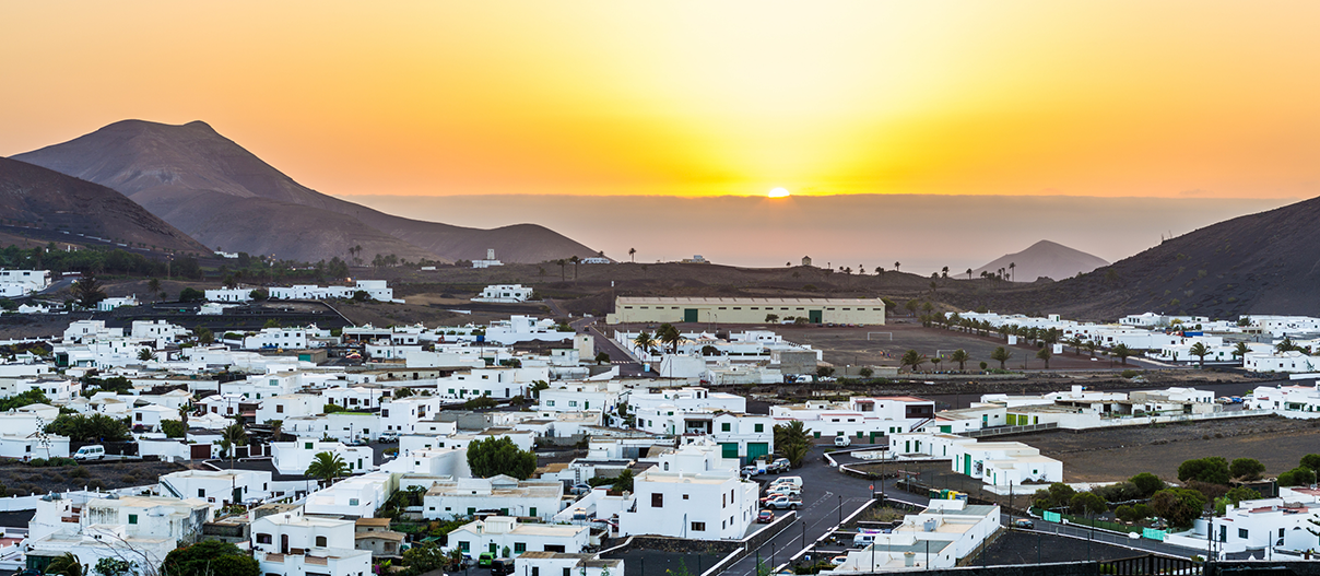 Yaiza: el pueblo blanco que sobrevivió a una de las erupciones más largas de la historia de Europa