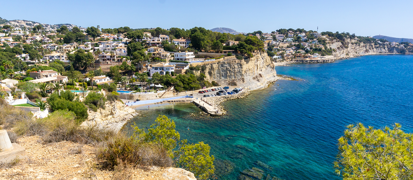 Qué ver en Benissa: un corazón medieval, casas con blasones y unas calas bellísimas