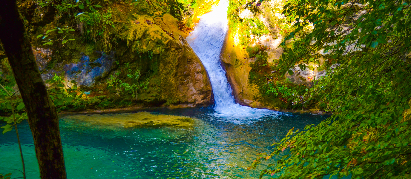 Nacedero del río Urederra, un paraíso turquesa en plena montaña