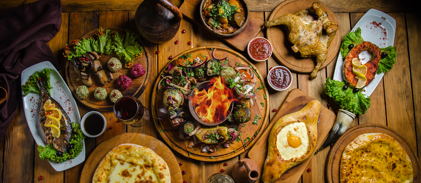 Comida típica de Georgia: del khachapuri recién salido del toné al vino milenario de Kajetia