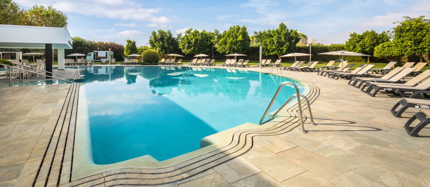 Conoce los mejores Day Pass Sevilla: piscinas entre jardines del Guadalquivir y desayunos que alargan la mañana