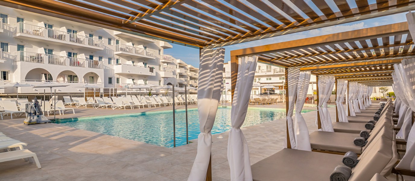 Conoce los mejores Day Pass Mallorca: entre calas turquesa, buffets mediterráneos y piscinas donde el tiempo se detiene