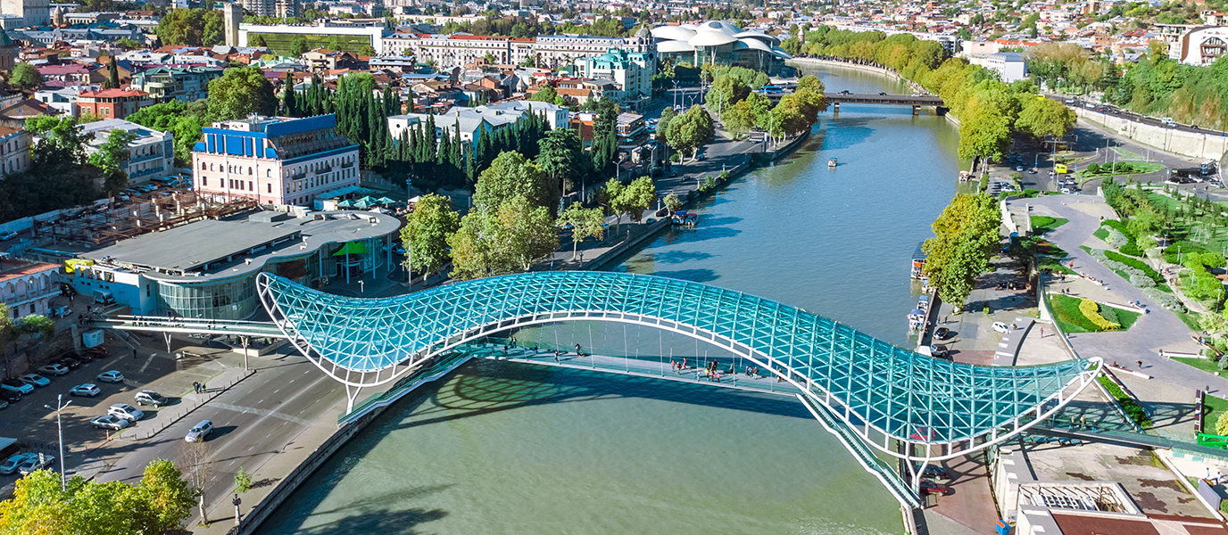 Puente de la Paz en Tiflis: el arco de vidrio que reescribió el perfil del río Kurá