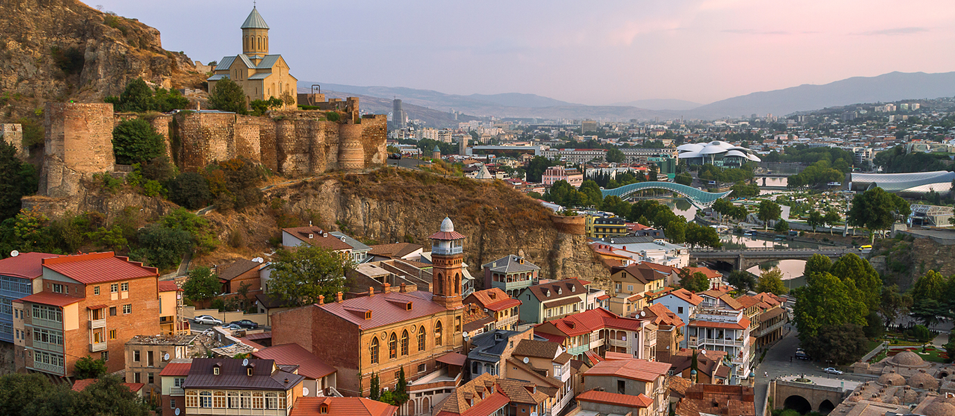 Qué ver en Tiflis: iglesias milenarias, balcones de madera y baños de azufre en la capital del Cáucaso