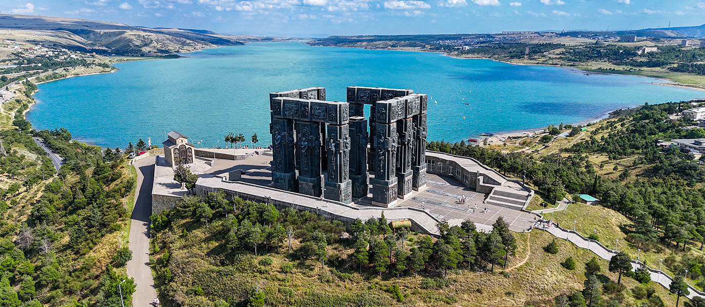 The Chronicle of Georgia en Tiflis: las columnas que narran dos milenios frente al mar de la capital georgiana