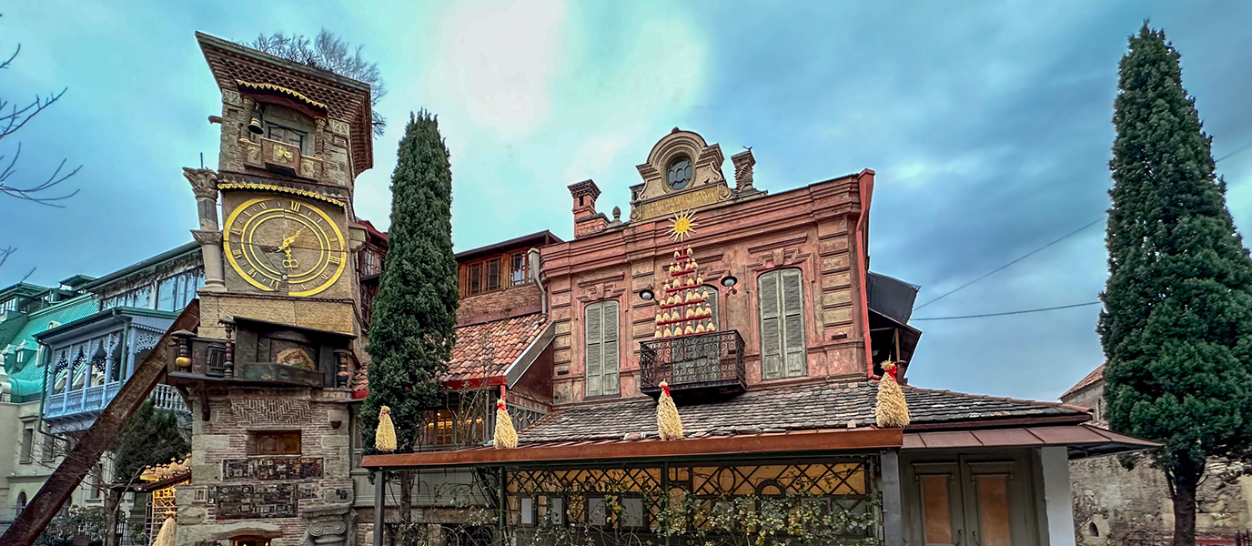 La Torre del Reloj (inclinada) de Tiflis