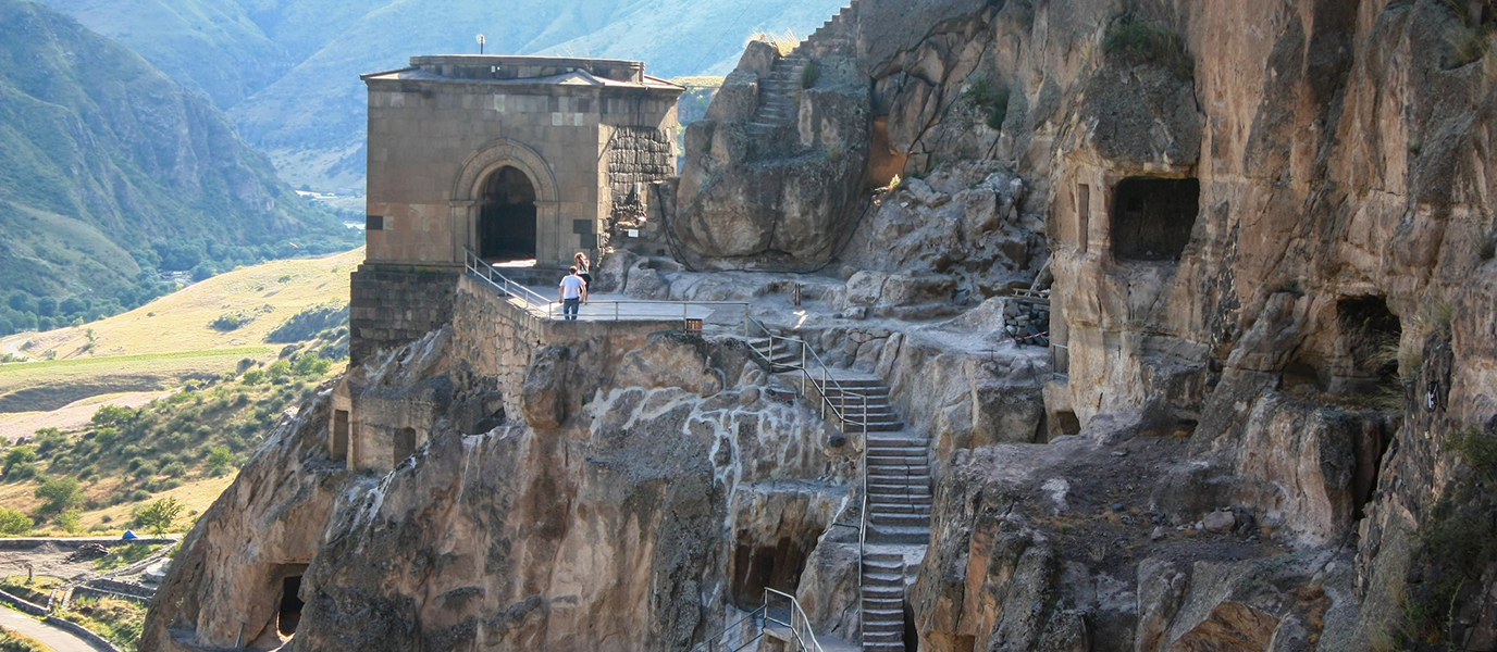 Vardzia: la ciudad monasterio que horadó un acantilado en el sur de Georgia