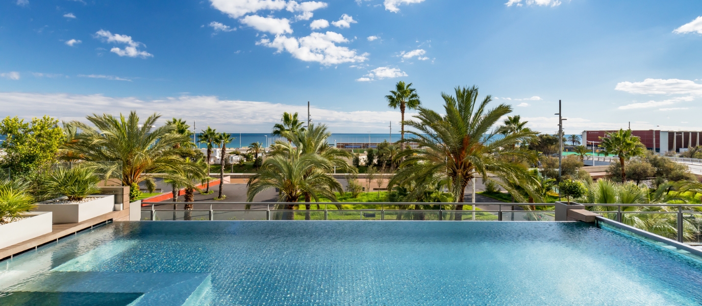 Conoce los mejores Day Pass Barcelona: una pausa frente al Mediterráneo entre camas balinesas y tardes suspendidas en el tiempo