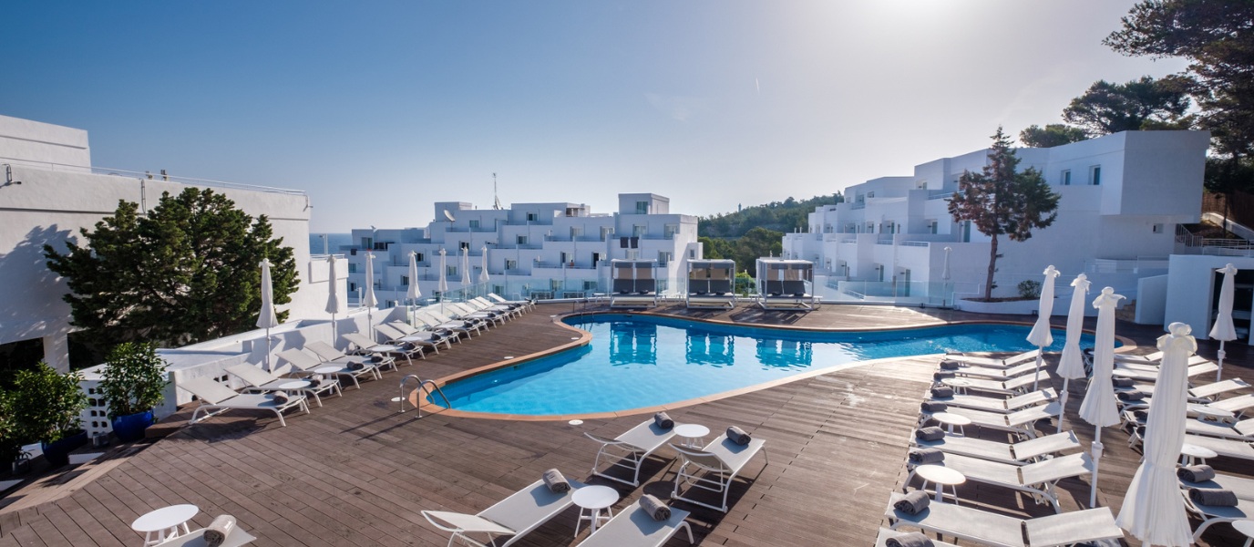 Conoce los mejores Day Pass Ibiza: piscinas suspendidas entre pinos, calas escondidas y puestas de sol eternas