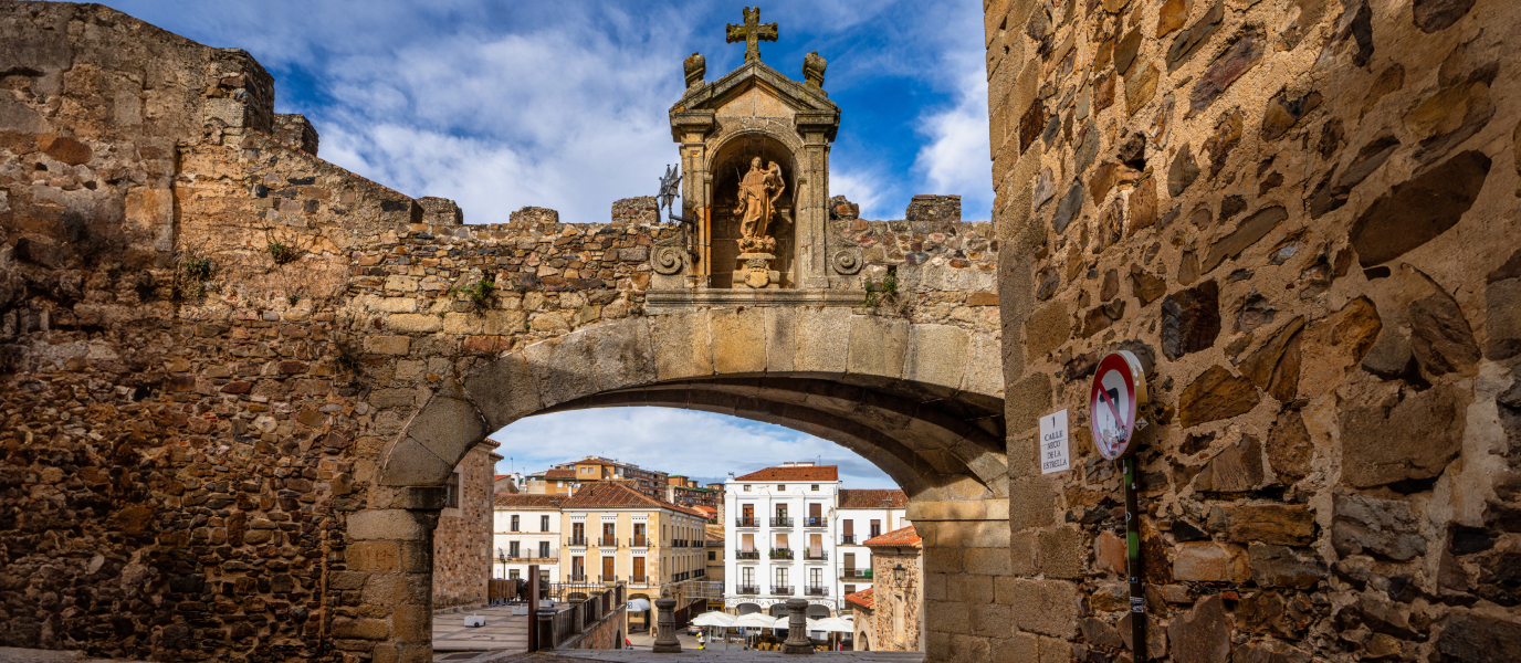 Arco de la Estrella: the elegant archway entrance to Cáceres